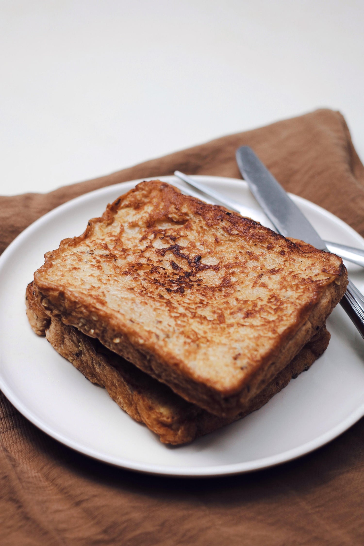 tartine grillé sur assiette petit déjeuner 